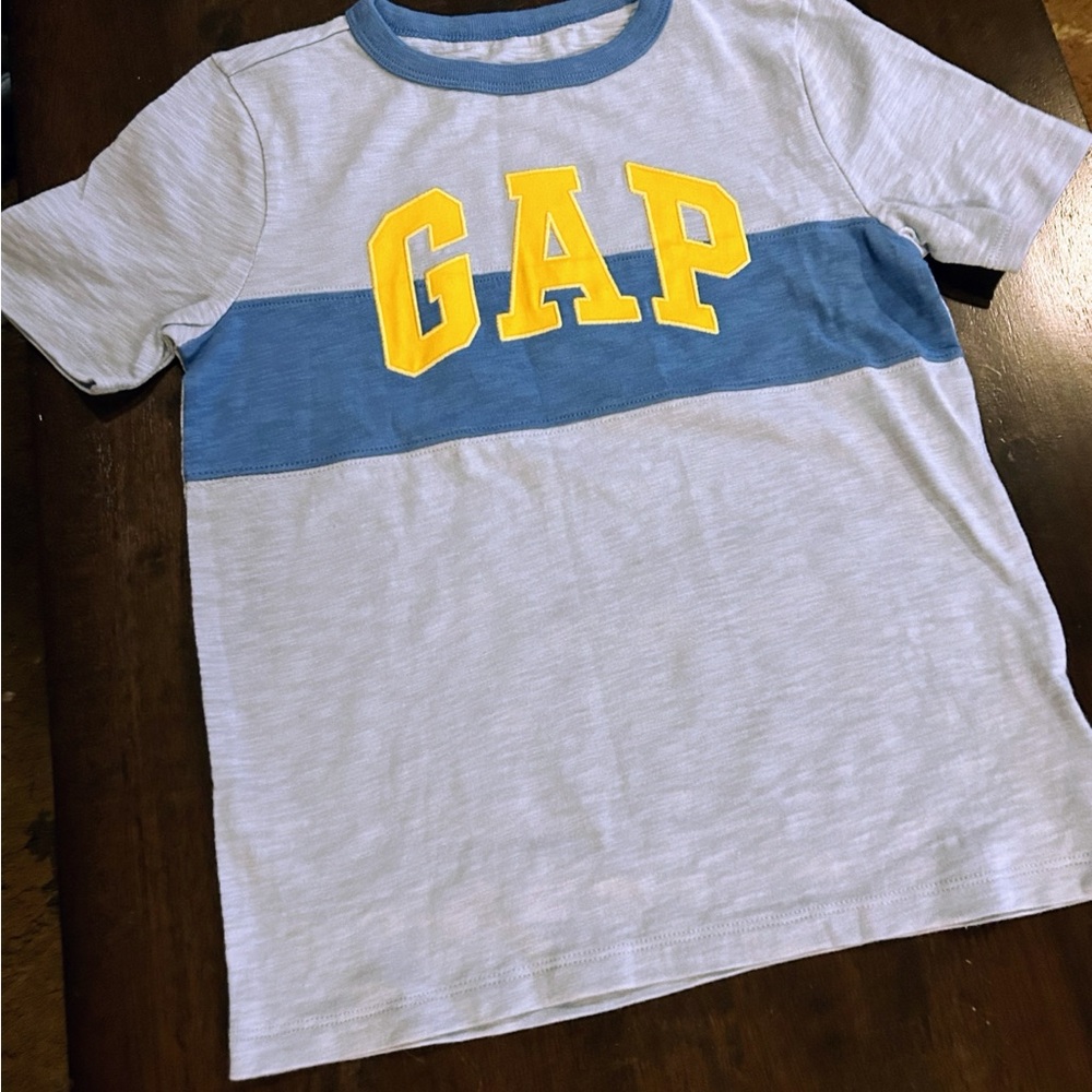 Boys GAP tee shirt size small (6/7).